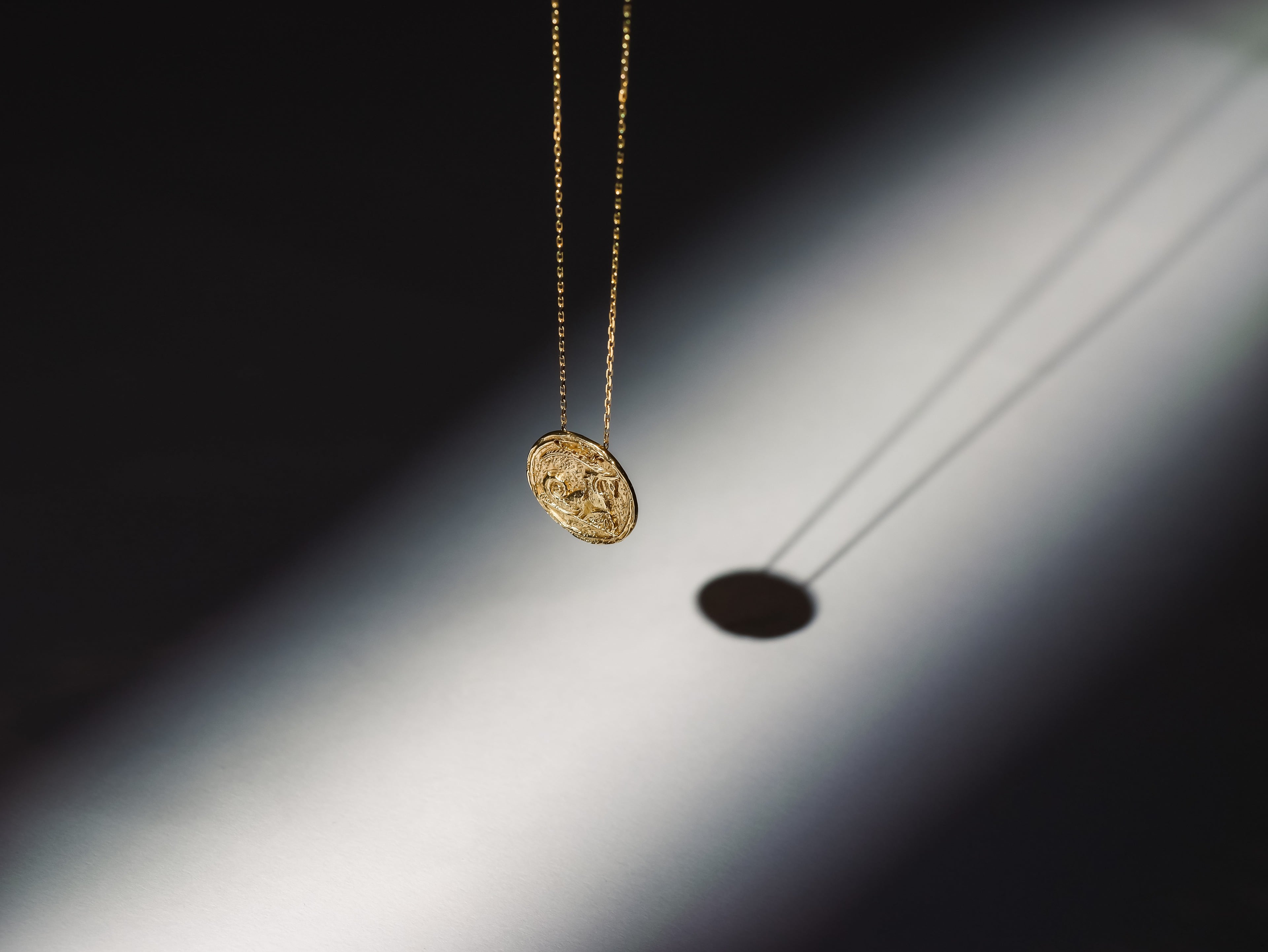 Lou Yetu — packshot haute joaillerie Studio Kassem Paris, collier chaîne or fin