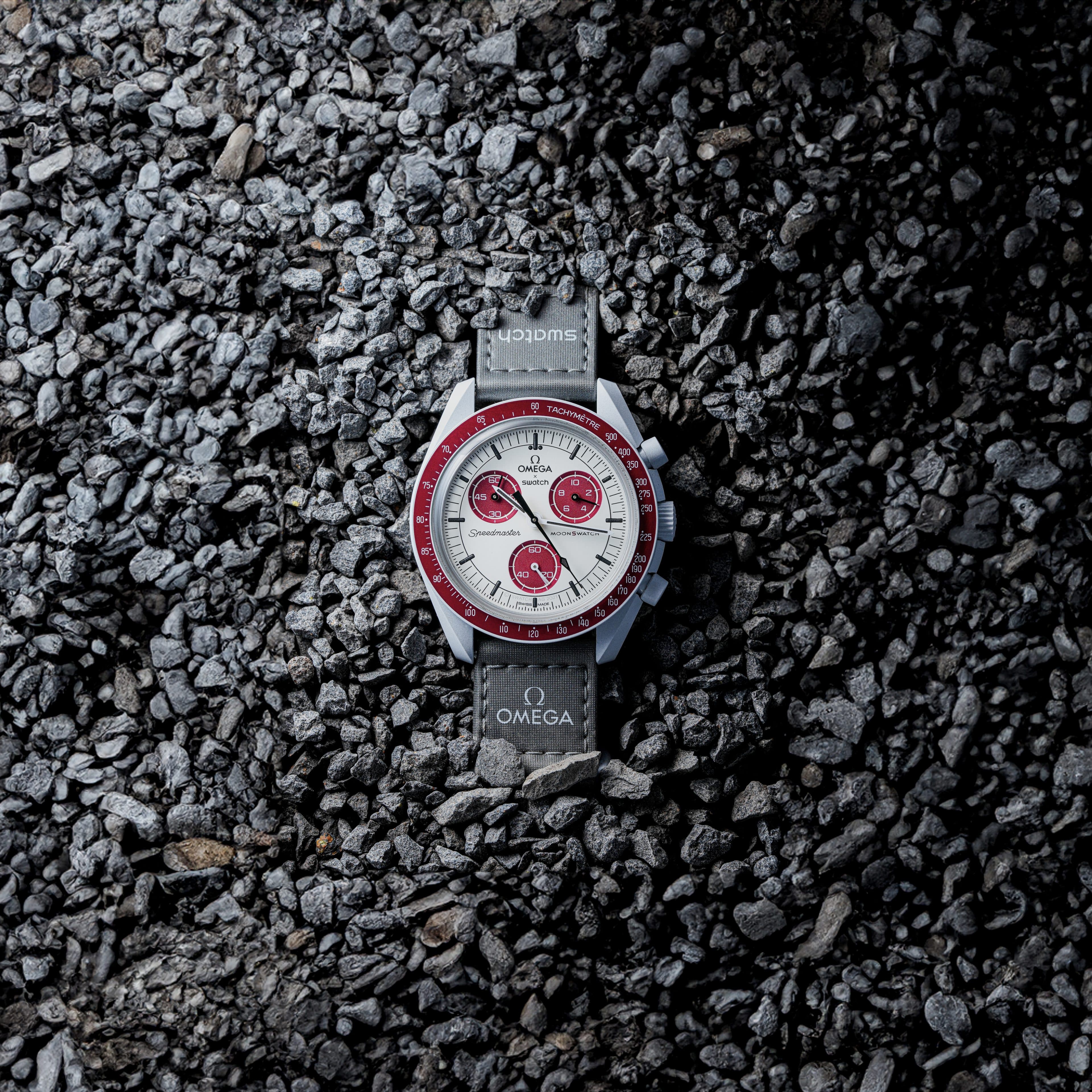 Swatch × Omega MoonSwatch — Studio Kassem, pose montre surface studio packshot premium