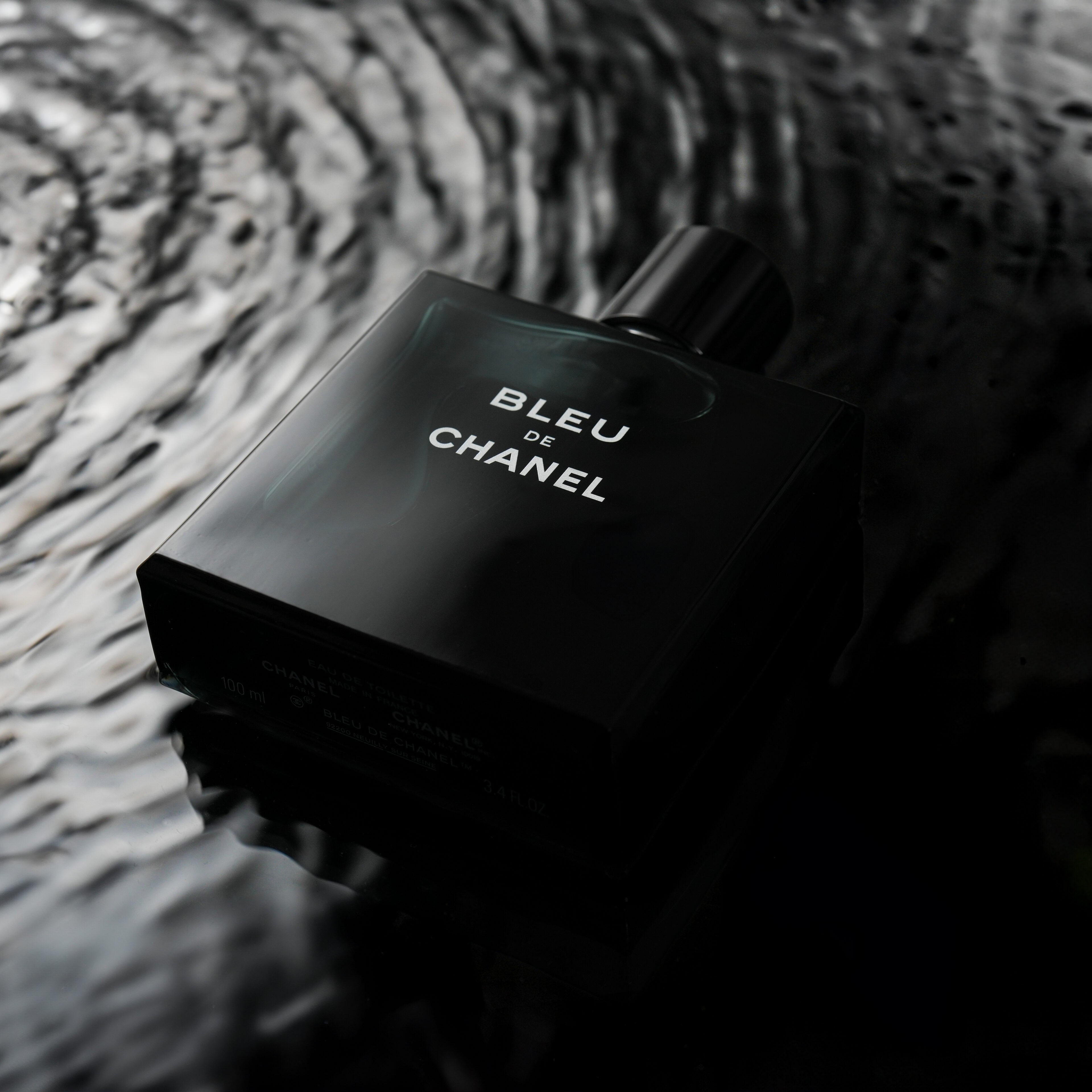 Bleu de Chanel — packshot parfum luxe Studio Kassem Paris, portrait flacon verre structuré